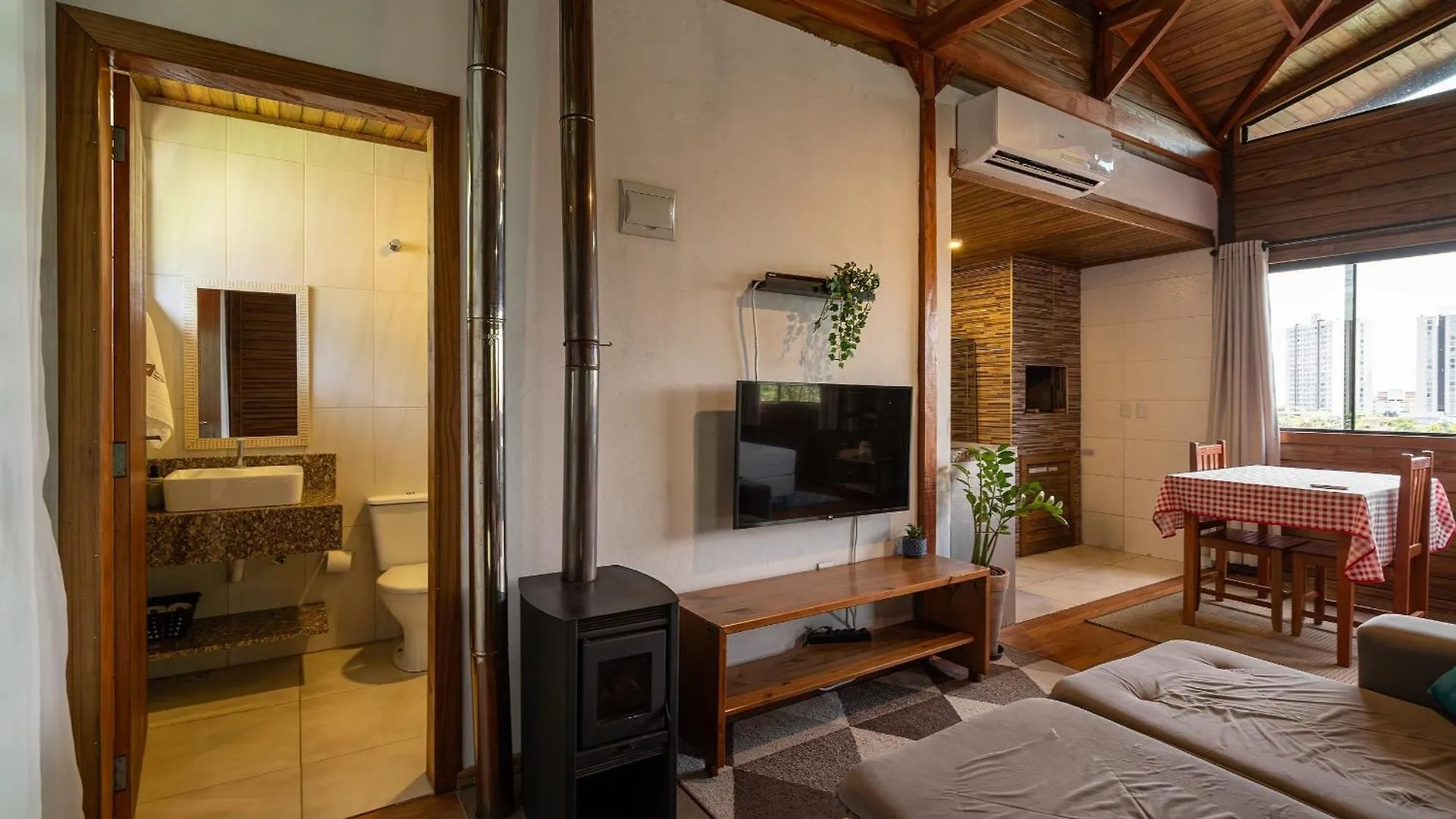 Eco Cabana Com Hidro Casal, Lareira E Ar Condicionado Penha 0*,  Brazília